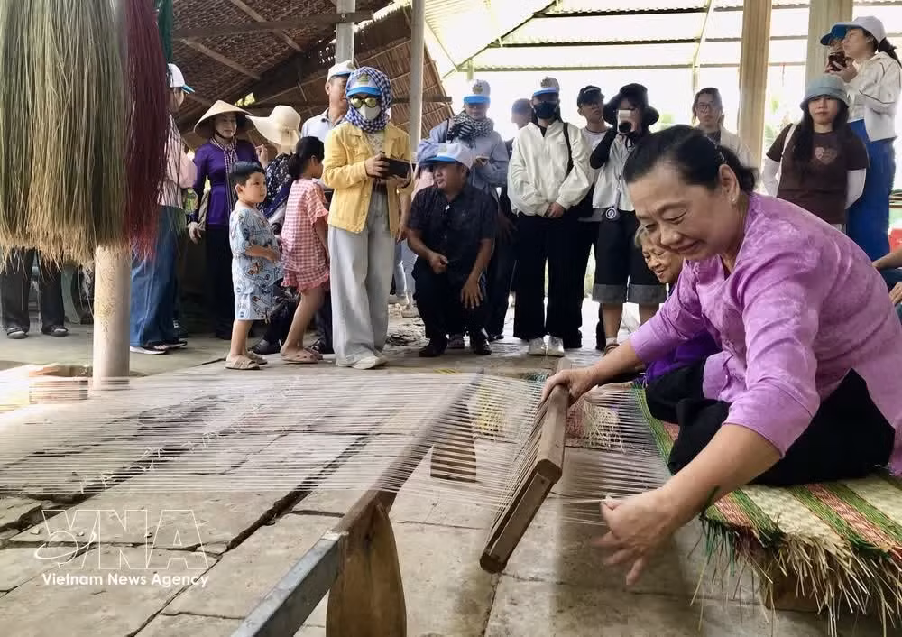 Visitantes de Ciudad Ho Chi Minh disfrutan de la experiencia de un recorrido por los pueblos de artesanía tradicional local. (Foto: VNA)