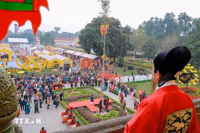 Escena de la ceremonia Thuong Tieu, donde se erige el árbol Neu para ahuyentar a los malos espíritus y dar la bienvenida a la primavera. (Foto: VNA)