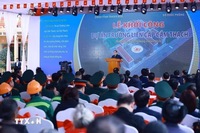 El primer ministro Pham Minh Chinh habla en la ceremonia de inauguración del proyecto de la escuela de nivel primario y secundario Cam Thach, en la provincia de Thanh Hoa. (Foto: VNA)