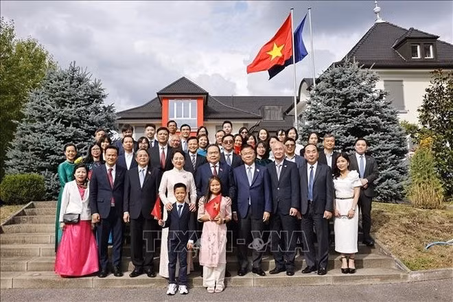 El presidente de la Asamblea Nacional de Vietnam, Tran Thanh Man, su esposa, el personal las misiones diplomáticas y miembros de la comunidad vietnamita en Suiza. (Fuente: VNA)