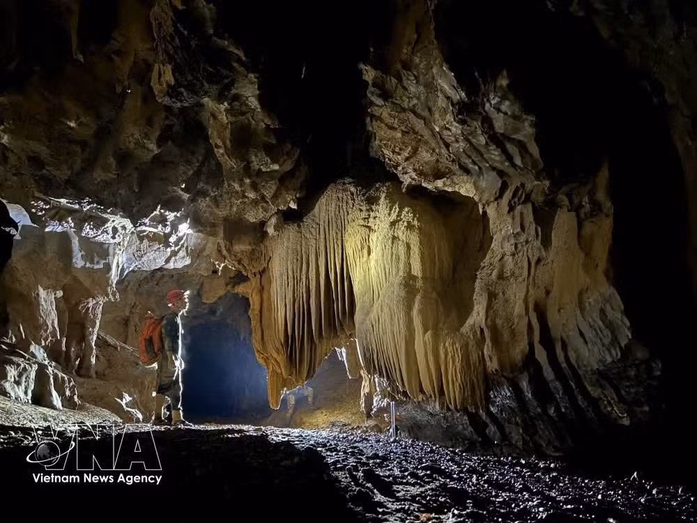 Imágenes majestuosas de las estalagmitas y estalactitas milenarias en la cueva de Nuoc Lan, recientemente descubierta en el Parque Nacional Phong Nha - Ke Bang. (Foto: VNA)