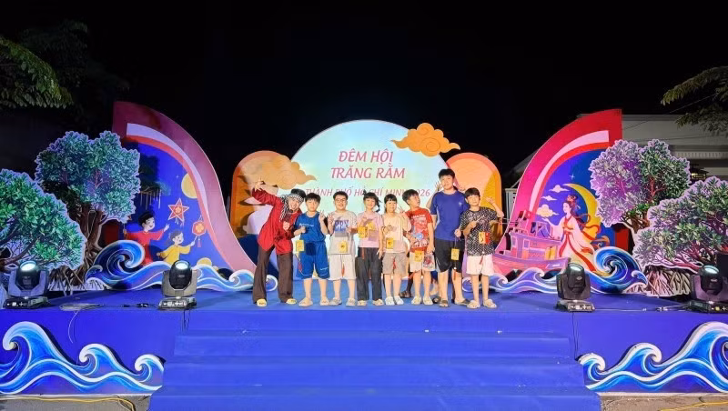 El comité organizador celebra el Festival del Medio Otoño para los niños de la comuna de Can Gio. (Foto: Bao Linh)