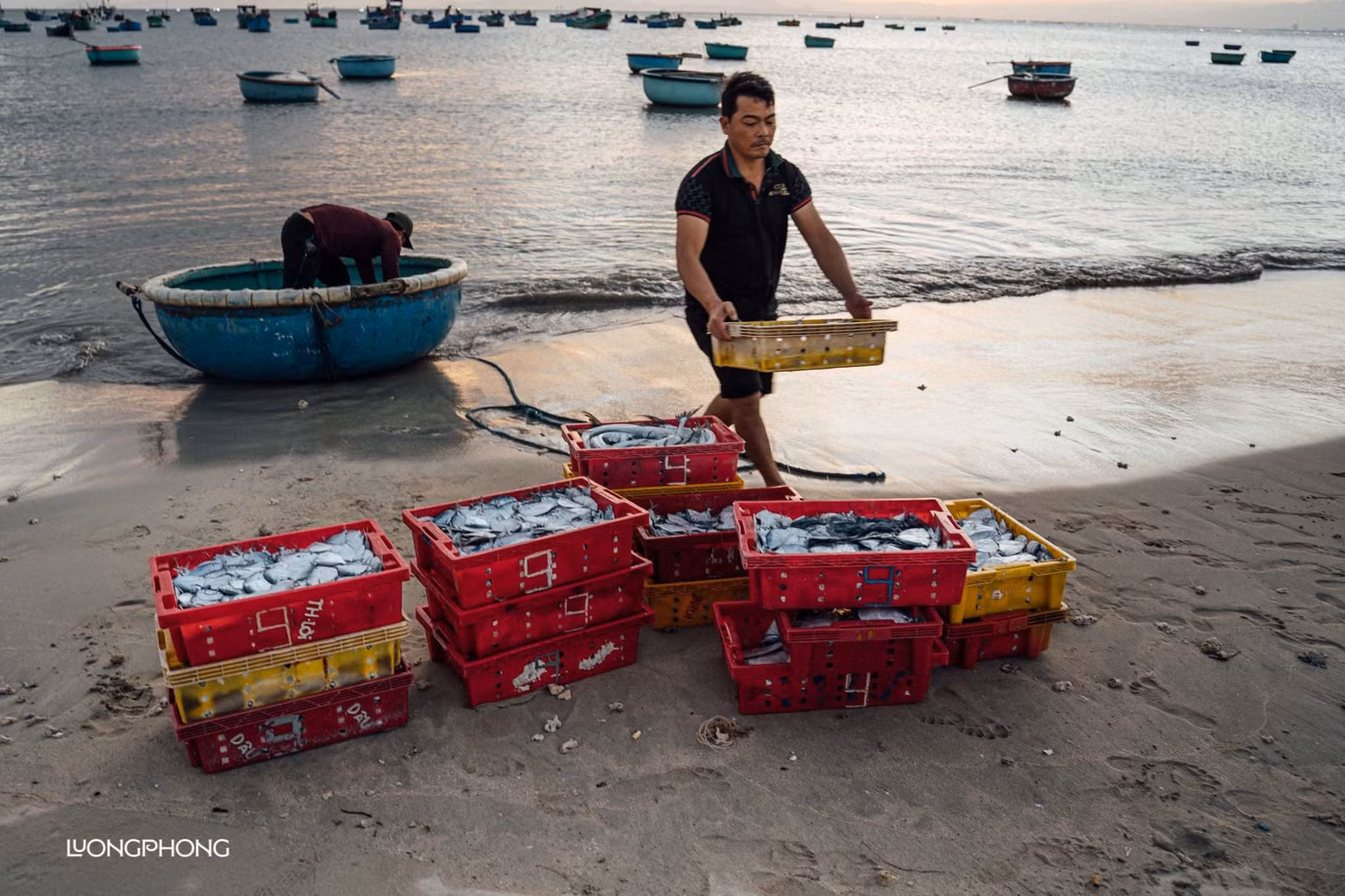 Los turistas pueden experimentar el ritmo pausado de la vida, desde las mañanas en las que los pescadores regresan tras una jornada de pesca en alta mar hasta las tardes en las que, con el mar en calma, algunas personas lanzan las redes cerca de la costa.