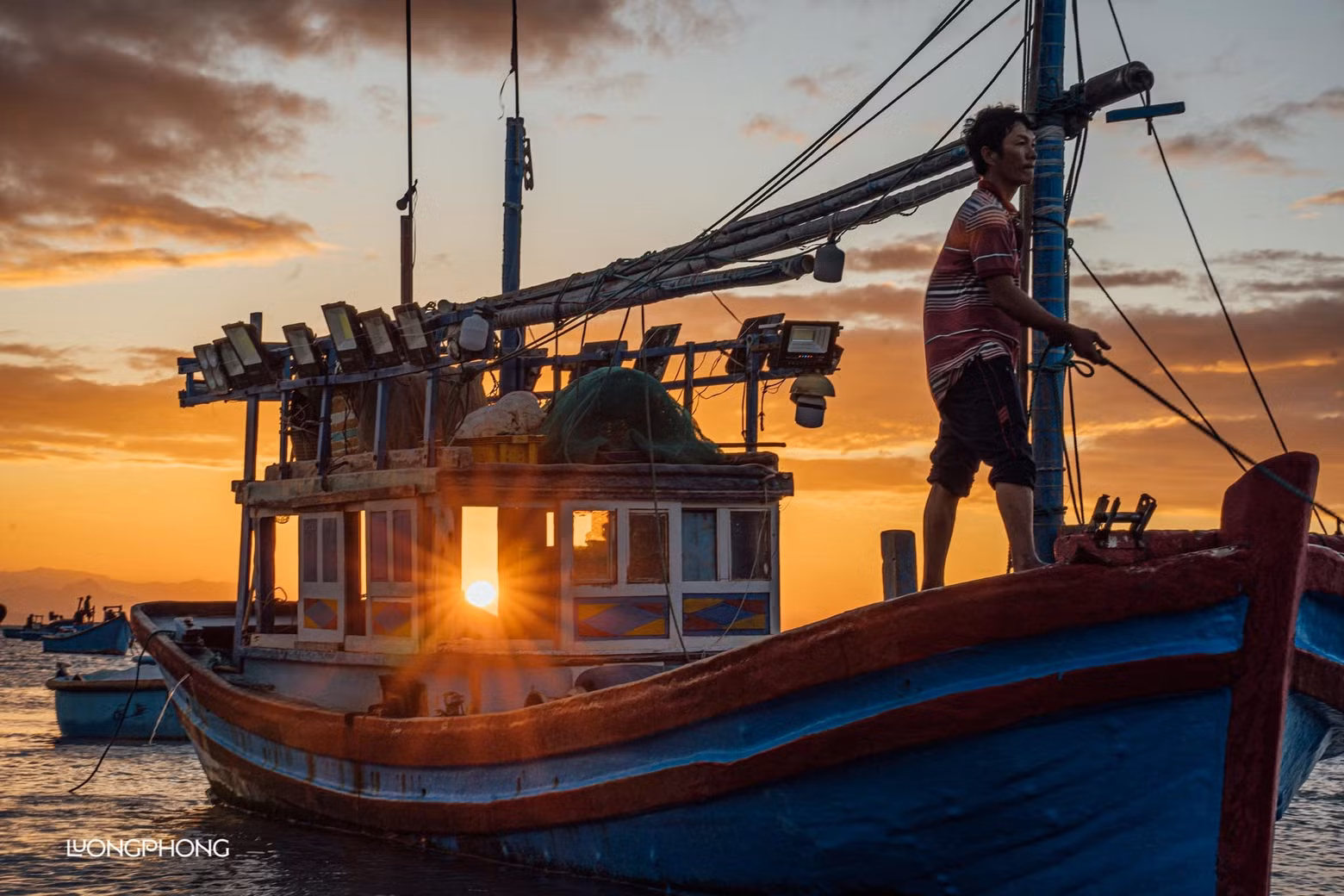 El pueblo pesquero se presenta tranquilo bajo la luz del atardecer, con los botes pesqueros, las redes y los botes de canasta que han formado parte de la vida de los pescadores a lo largo de generaciones.