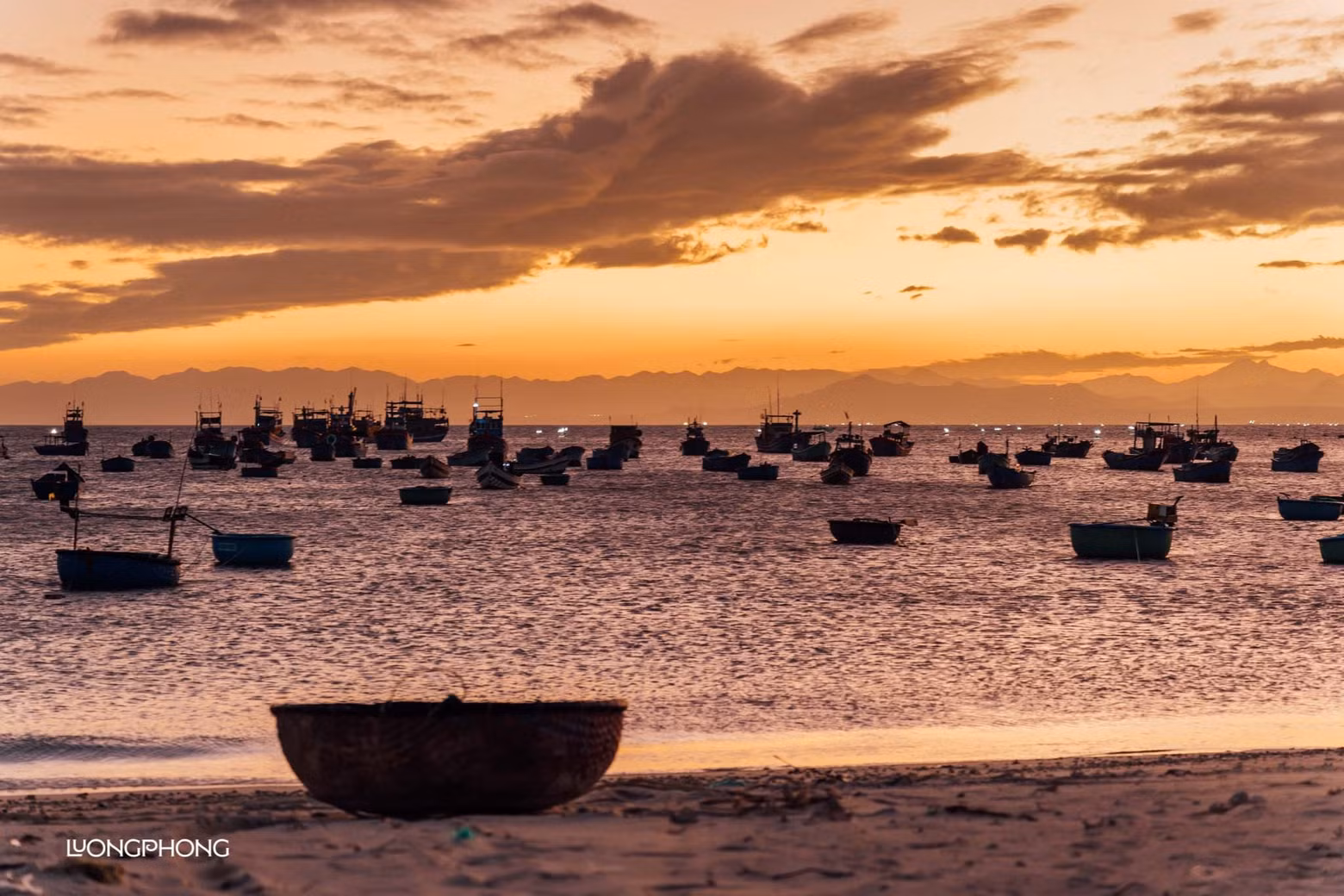 Además, My Hiep cuenta con una playa de arena plana y olas suaves, ideal para acampar durante la noche. Los turistas pueden comprar mariscos frescos y pedir que los preparen en el lugar o llevárselos de recuerdo.