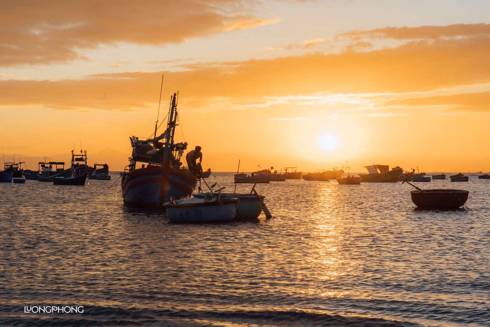 Al amanecer, muchas personas eligen caminar a lo largo de la costa para observar la vida laboral de los pescadores o seguirlos en su salida al mar para experimentar la pesca con redes.