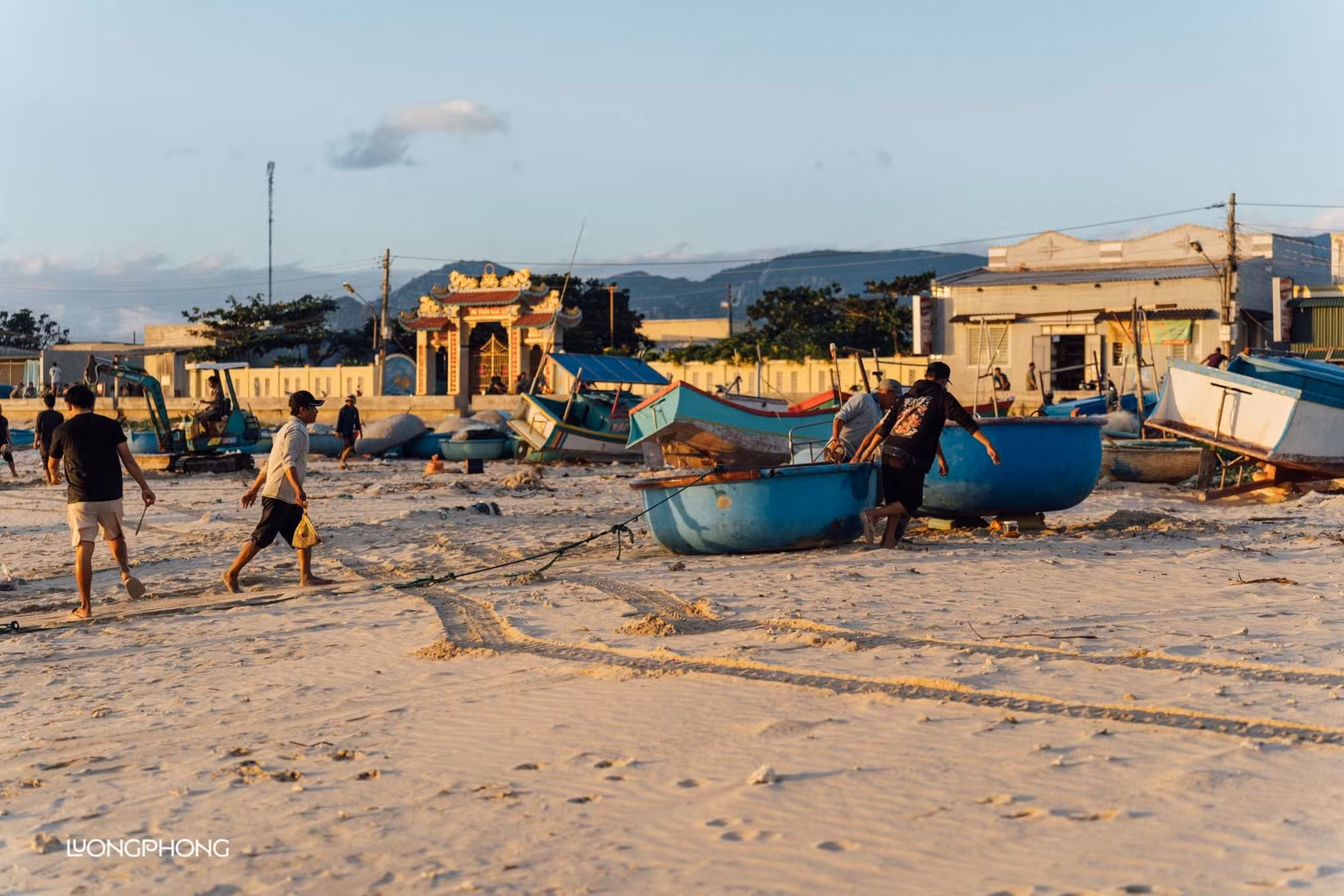 En el pueblo se encuentran varios alojamientos turísticos cerca del mar, a precios razonables, perfectos para grupos de amigos o familias que deseen vivir la experiencia de la vida en la costa.