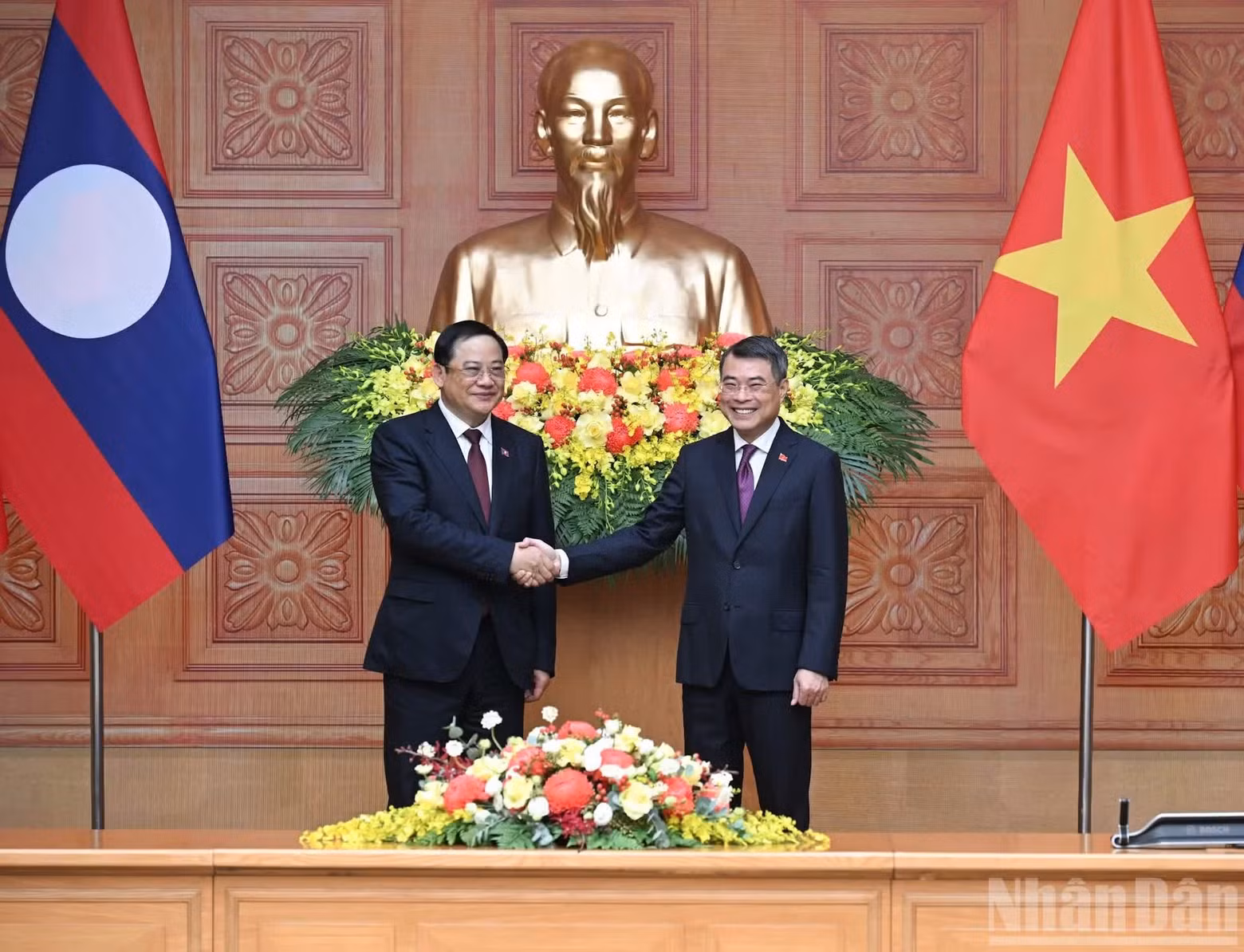 El primer ministro vietnamita, Le Minh Hung (a la derecha), y su homólogo laosiano, Sonexay Siphandone.