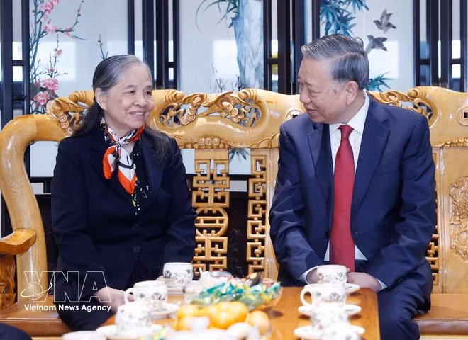 El secretario general del Partido Comunista de Vietnam, To Lam, con la familia del secretario general Nguyen Phu Trong. (Foto: VNA)