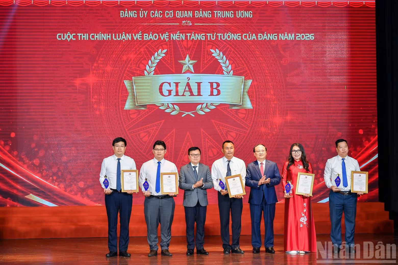Le Quoc Minh, secretario del Comité del Partido, presidente-editor del periódico Nhan Dan, subjefe de la Comisión Central de Propaganda y Movilización de Masas, presidente de la Asociación de Periodistas de Vietnam y presidente del jurado del concurso, y Do Tien Sy, miembro del Comité Central del Partido y del Comité Permanente del Comité del Partido de los Organismos Centrales, subjefe de la Comisión Central de Propaganda y Movilización de Masas, secretario del Comité del Partido de La Voz de Vietnam y director general de este órgano, entregan los segundos premios. (Foto: The Dai).