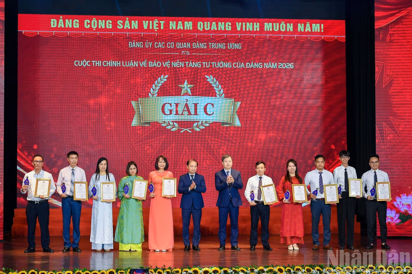 Pham Tat Thang, miembro del Comité Central del Partido y de la Junta Permanente del Comité del Partido de los Organismos Centrales, secretario del Comité del Partido del organismo y subjefe permanente de la Comisión Central de Propaganda y Movilización de Masas, y Nguyen Thanh Lam, miembro del Comité Central del Partido, subjefe de la Comisión Central de Propaganda y Movilización de Masas, secretario del Comité del Partido en la Televisión de Vietnam y director general de esta última, entregan los terceros premios. (Foto: The Dai).