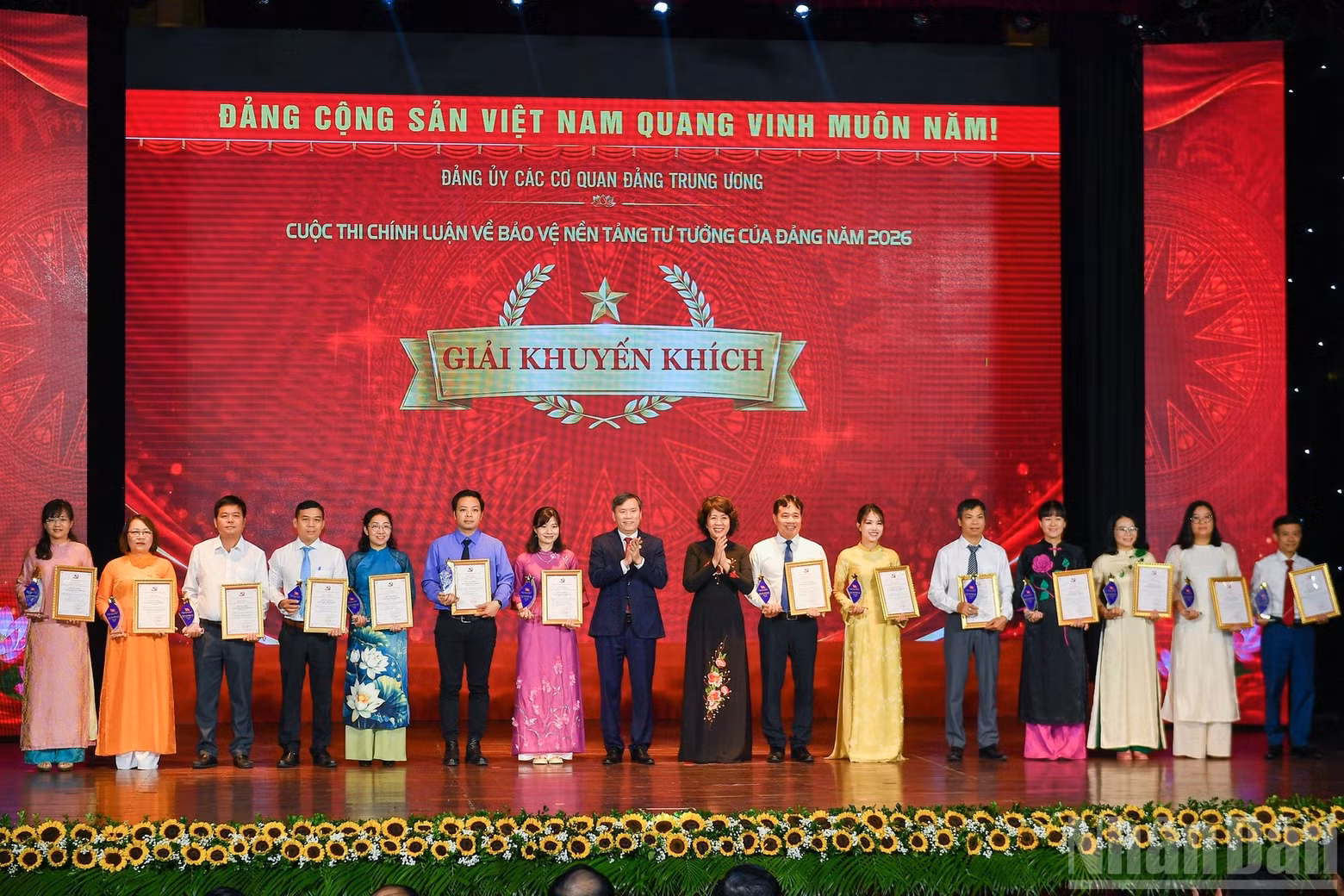 Le Van Loi, miembro del Comité Central del Partido y del Comité Permanente del Comité del Partido de los Organismos Centrales, subjefe de la Comisión Central de Políticas y Estrategias, secretario del Comité del Partido en la Academia de Ciencias Sociales de Vietnam y presidente de esta última, y Nguyen Thi Hoang Van, vicesecretaria del Comité del Partido en el Comité Directivo 35, jefa de dicho órgano y presidenta del comité organizador, entregan las menciones honoríficas. (Foto: The Dai).