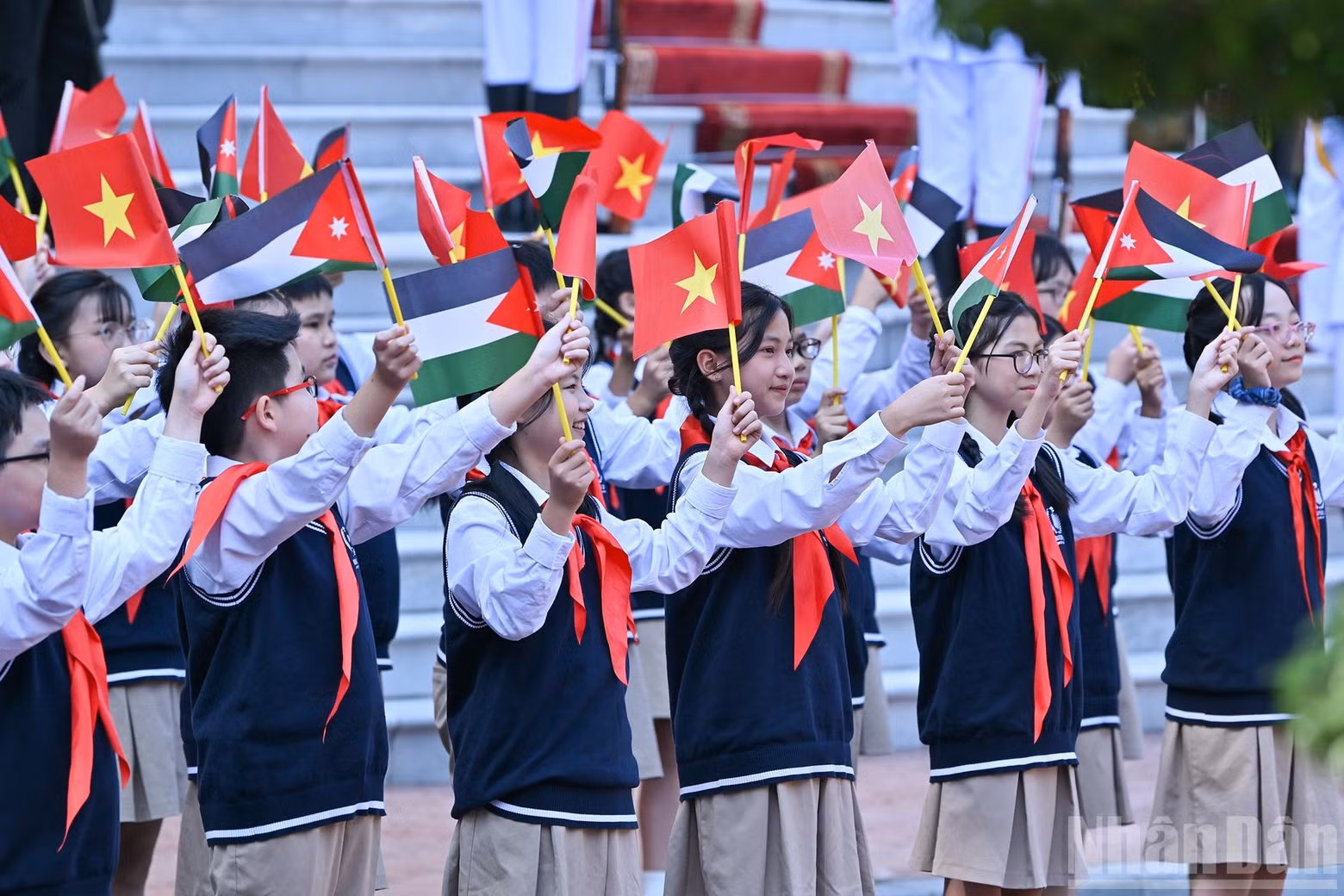 Niños de la capital vietnamita dan la bienvenida a los dos dirigentes.