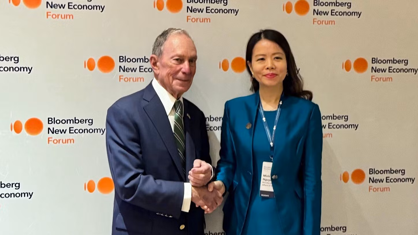 La viceministra Nguyen Minh Hang se reúne con Michael Bloomberg, fundador del grupo de medios Bloomberg. (Foto: Cancillería de Vietnam).