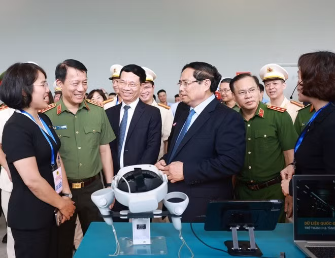 El primer ministro de Vietnam, Pham Minh Chinh, visita una exposición de productos tecnológicos (Foto: VNA)