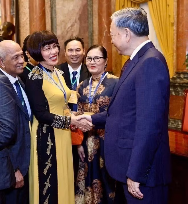 El secretario general del Partido Comunista de Vietnam, To Lam, y la doctora Phan Bich Thien, miembro del Comité Central del Frente de la Patria de Vietnam. (Foto: VNA)