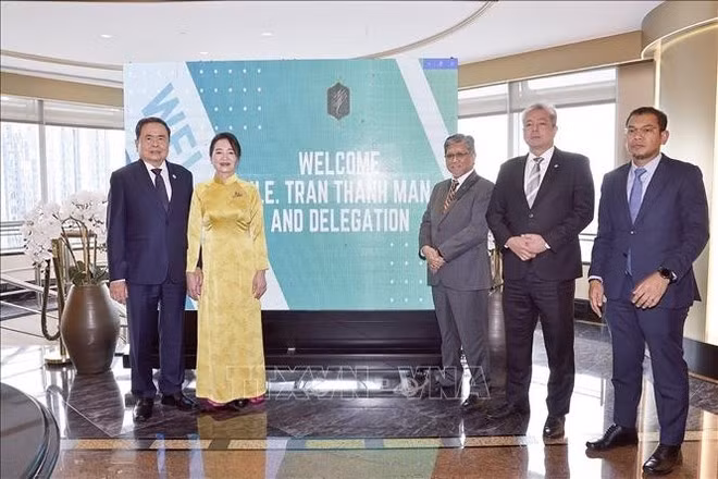 El presidente de la Asamblea Nacional, Tran Thanh Man, y su esposa visitan el Grupo Petronas. Foto: VNA