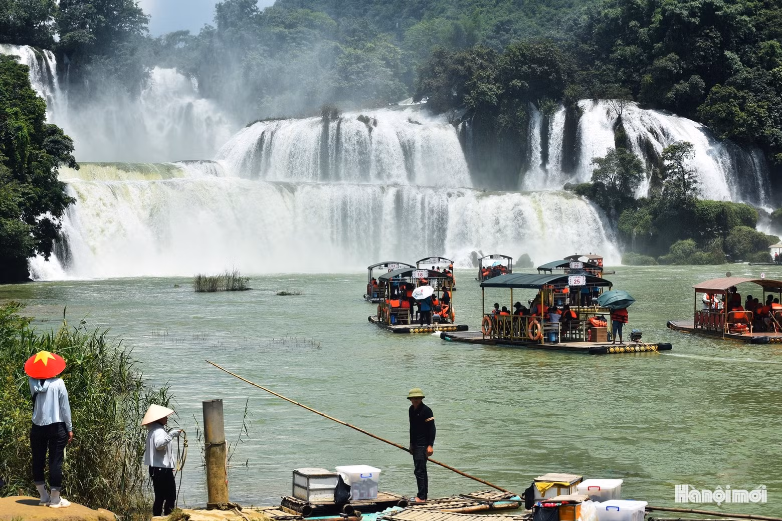 Los visitantes navegan en botes de bambú a lo largo del río de Quay Son para admirar la majestuosa belleza de la cascada desde una perspectiva cercana y poética.