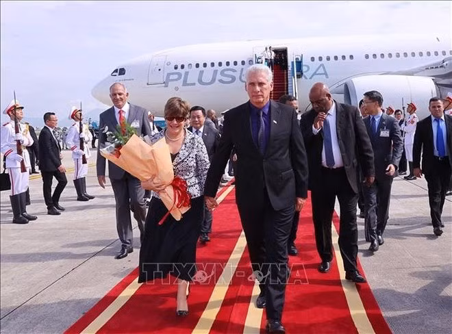 El primer secretario del Comité Central del Partido Comunista y presidente de Cuba, Miguel Díaz-Canel Bermúdez, y su esposa inician su visita de Estado a Vietnam. (Fuente: VNA)