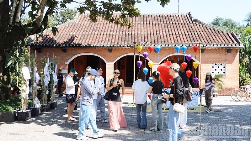 Muchos creadores de contenido participan en una actividad experiencial en la Casa de Cultura de Loc Yen. (Foto: Anh Quan)