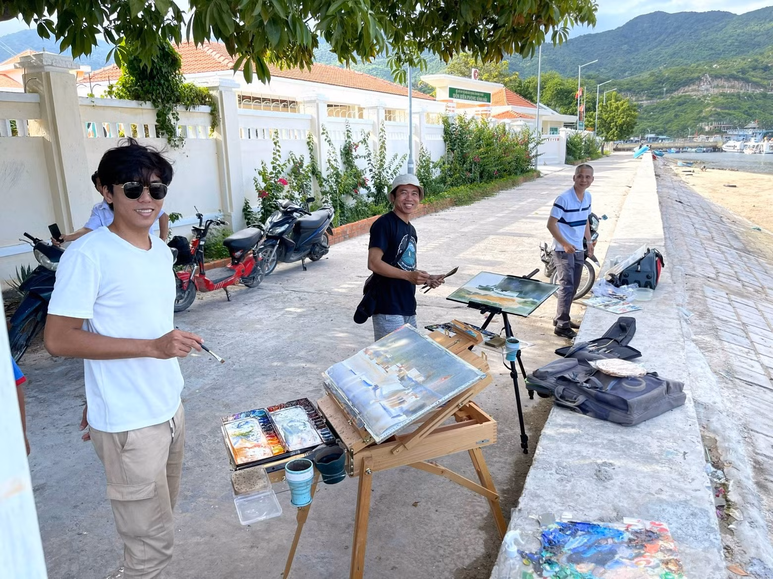 Viajes de los artistas a distintas localidades para desarrollar su trabajo creativo sobre el terreno.