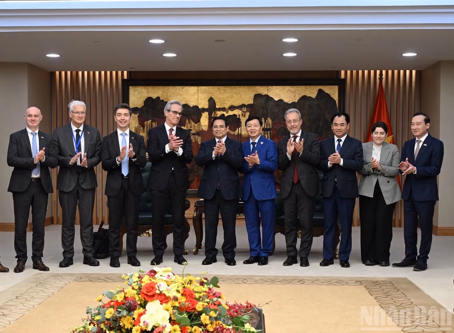 El primer ministro de Vietnam, Pham Minh Chinh, recibe a la delegación de inspección de la Comisión Europea (CE), encabezada por Fernando Andresen Guimaraes, director de Gobernanza Internacional de los Océanos y Pesca Sostenible de la CE.
