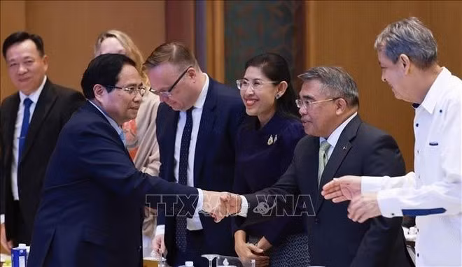 El premier Pham Minh Chinh con los delegados internacionales en el acto de anuncio de la creación del Comité Nacional de APEC 2017 (Fuente: VNA)
