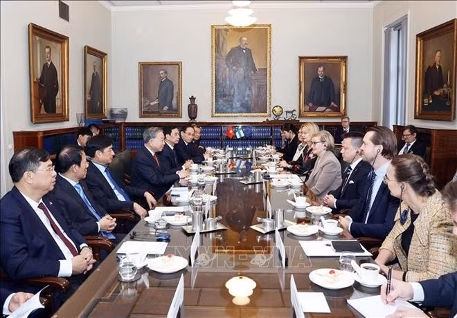 El secretario general To Lam y la vicepresidenta parlamentaria finlandesa Paula Risikko en la reunión en Helsinki. (Foto: VNA)
