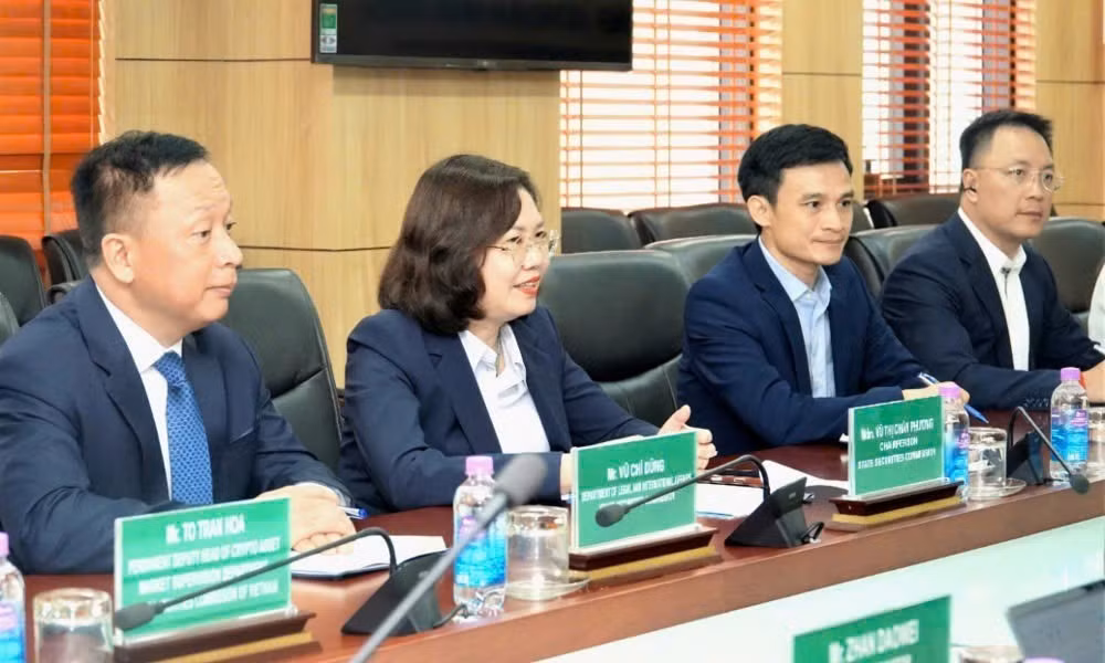 La presidenta de la Comisión Estatal de Valores, Vu Thi Chan Phuong, interviene en la reunión. (Foto: Vu Tra)