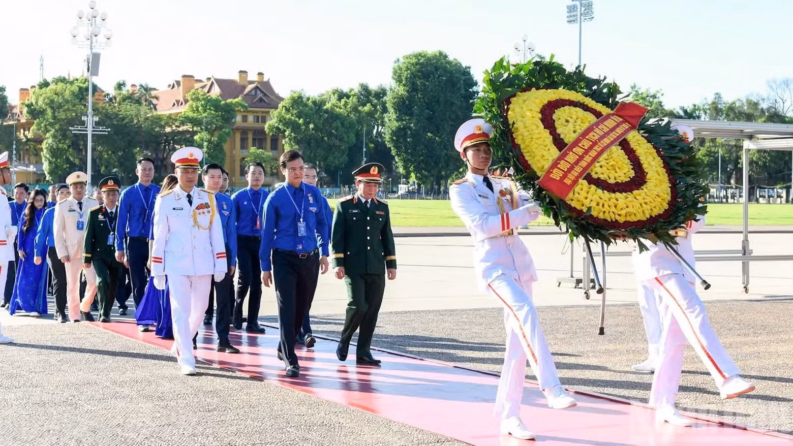 Los delegados rinden homenaje al Presidente Ho Chi Minh.