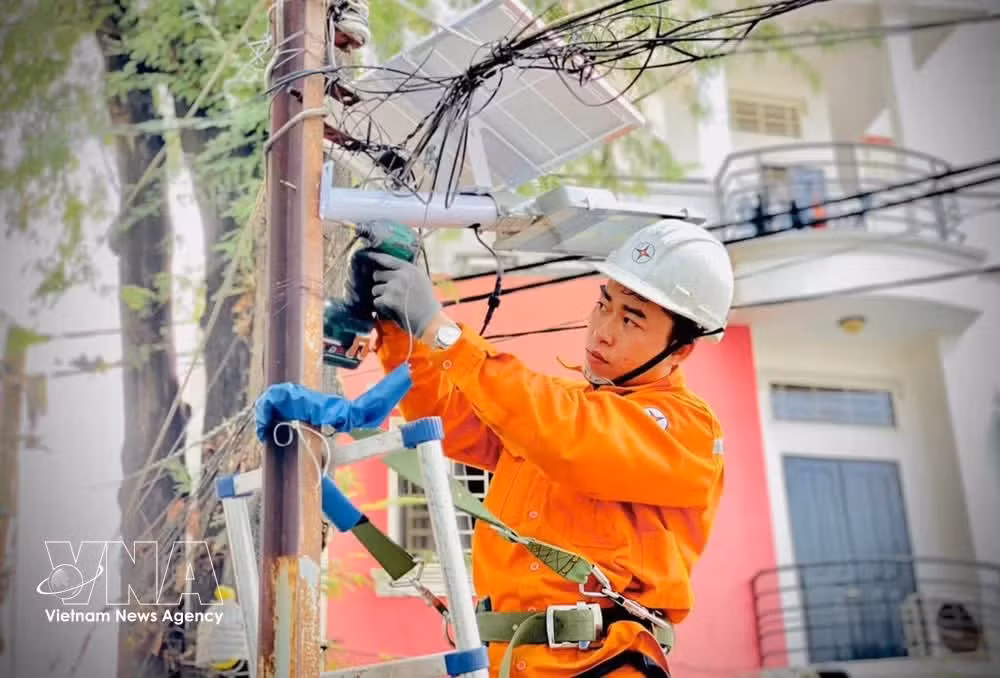 Nhân viên ngành điện TP. Hồ Chí Minh cải tạo lưới điện. Ảnh: Thanh Vũ-TTXVN