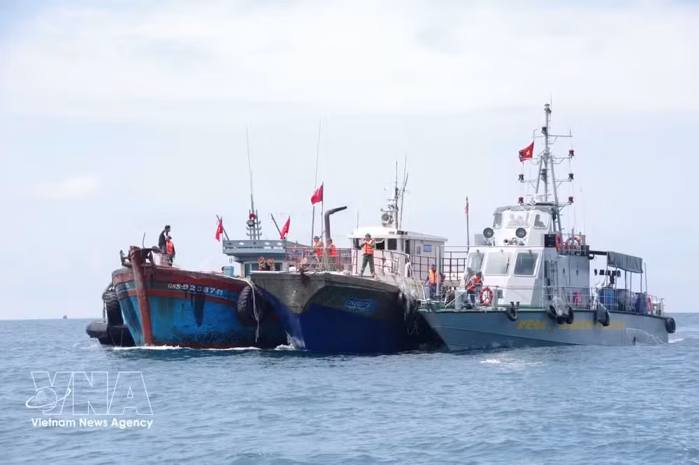 La Guardia Fronteriza de la ciudad de Hai Phong ayuda a remolcar un pesquero chino en peligro en alta mar hasta el puerto de Bach Long Vi. (Foto: VNA)