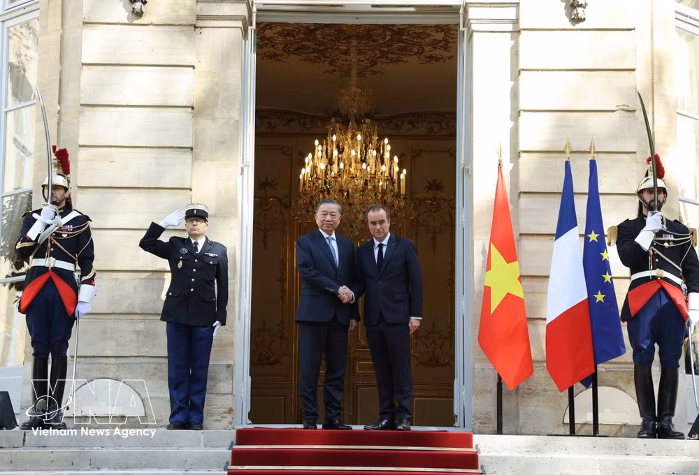 El secretario general del Partido Comunista y presidente de Vietnam, To Lam, se reúne con el primer ministro francés, Sébastien Lecornu. (Foto: VNA)