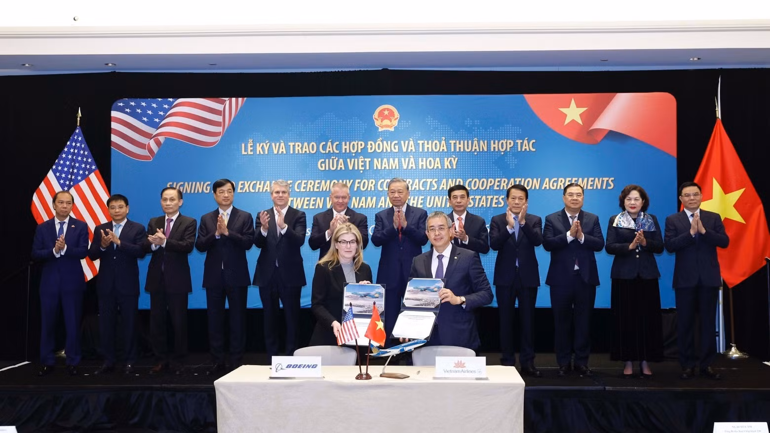 La firma del contrato de compra de 50 aviones Boeing 737 MAX entre la aerolínea nacional Vietnam Airlines y la Corporación de Boeing.