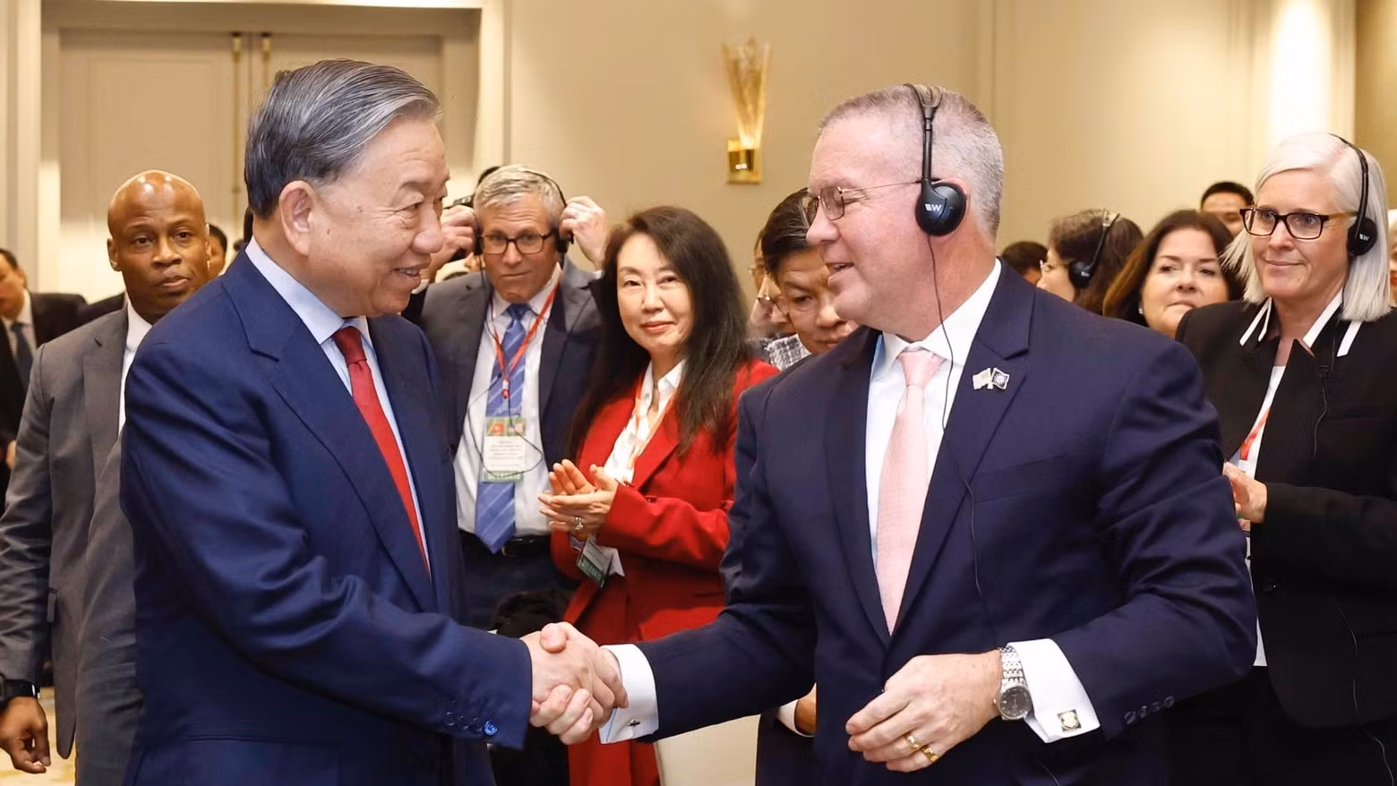 El secretario general To Lam asiste al evento.