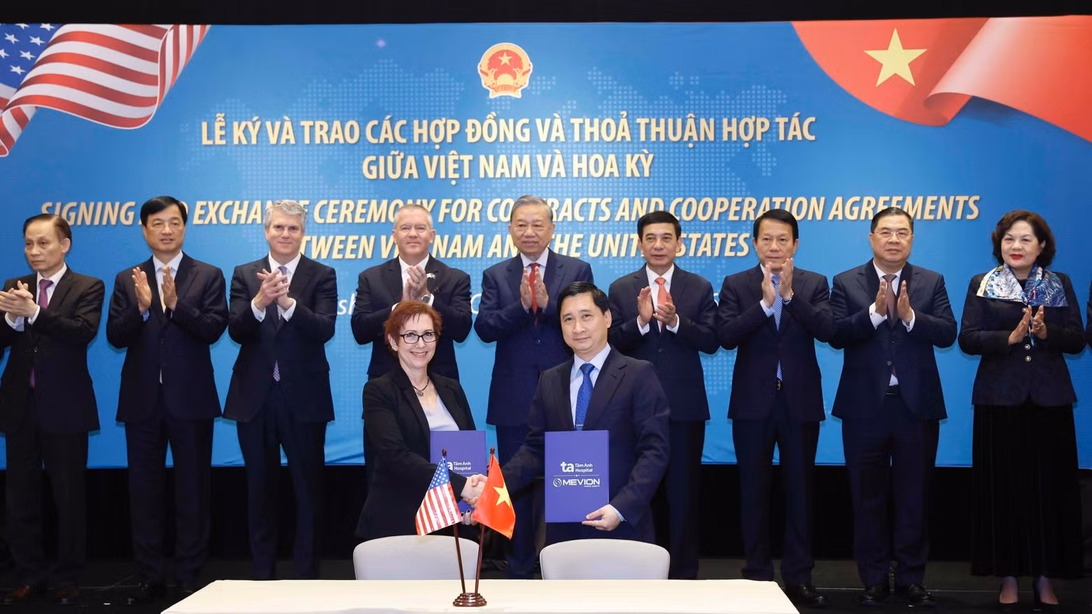 La firma del contrato de compra del sistema de radioterapia con protones Mevion S250-FIT entre el Hospital General Tam Anh y la empresa Mevion Medical Systems.