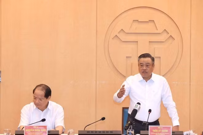 El presidente del Comité Popular de Hanói, Tran Sy Thanh, habla en la reunión. (Foto: VNA)