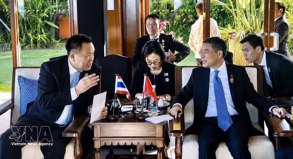 El primer ministro de Vietnam, Le Minh Hung, (derecha) y su homólogo tailandés, Anutin Charnvirakul. (Foto: VNA)