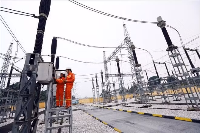 En días calurosos, el consumo eléctrico ha aumentado rápidamente, ejerciendo presión sobre el sistema. Foto: VNA