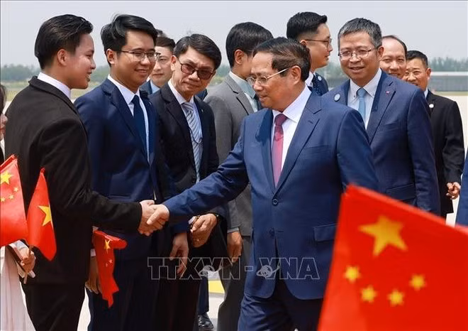 El primer ministro vietnamita, Pham Minh Chinh, llega a Tianjin para su participación en la XVI Reunión Anual de los Nuevos Campeones del Foro Económico Mundial y su visita de trabajo a China (Foto: VNA)