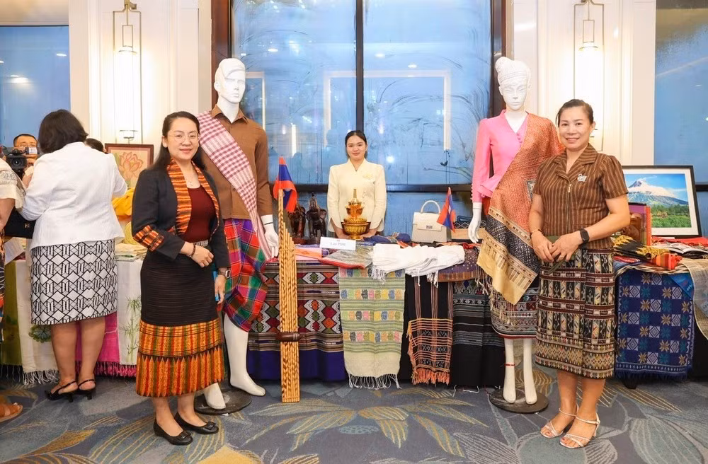 Presentación de vestimentas y productos tradicionales de Laos. (Foto: Dinh Hoa)