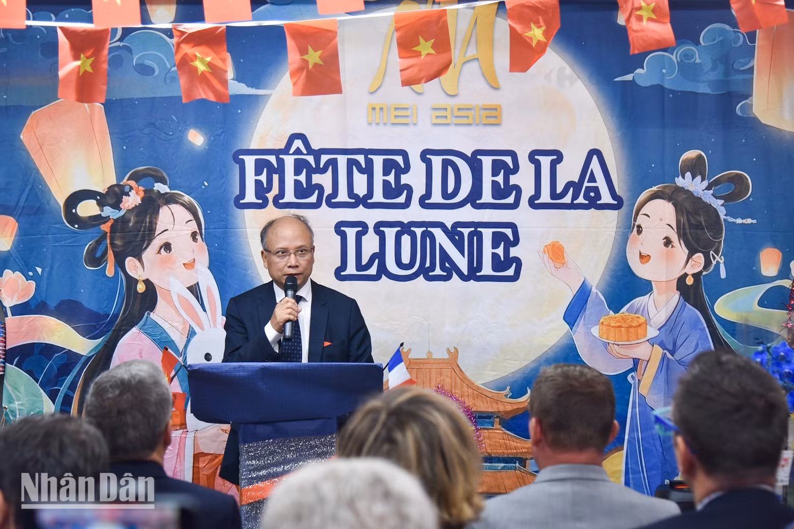 El embajador de Vietnam en Francia, Dinh Toan Thang, habla en la cita.