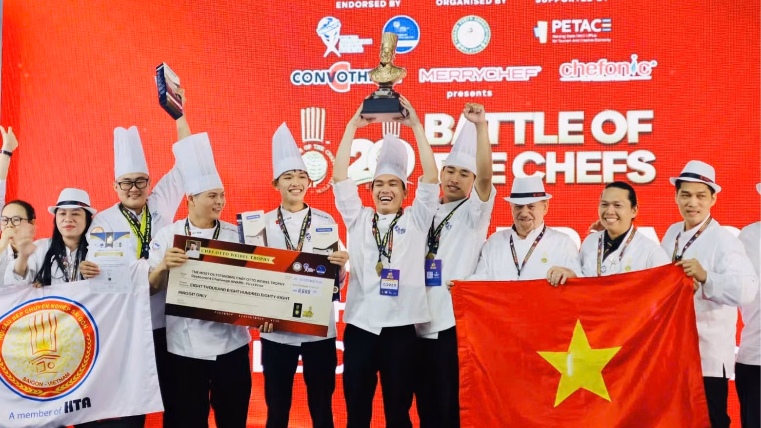 Los cocineros vietnamitas celebran su victoria en la categoría del Equipo 5 Otto Chef.