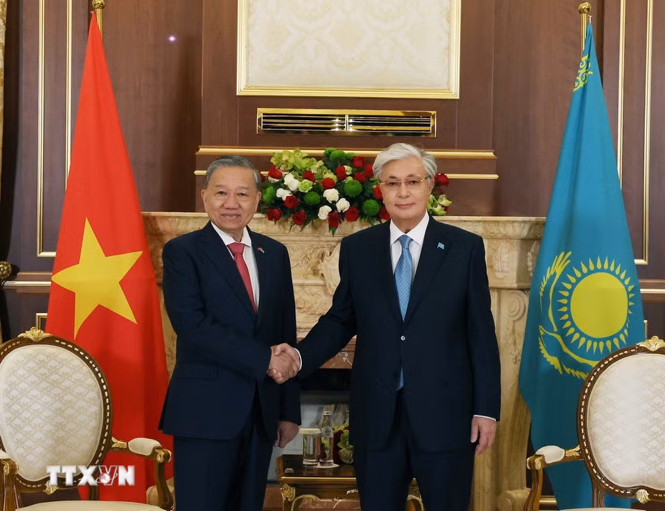 El presidente Kassym-Jomart Tokayev saluda al secretario general del PCV, To Lam. (Foto: Thong Nhat/VNA)
