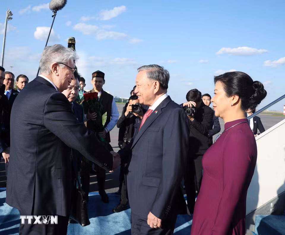 El presidente Kassym-Jomart Tokayev da la bienvenida al secretario general del PCV, To Lam, y a su esposa en el Aeropuerto Internacional Nursultan Nazarbayev. (Foto: Thong Nhat/VNA)