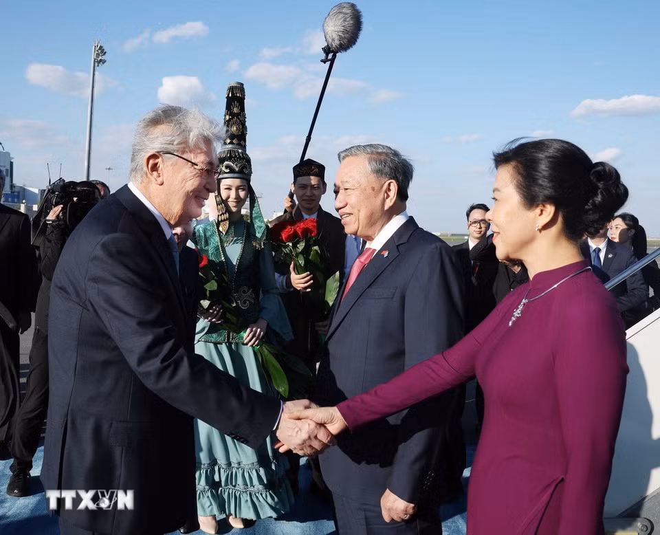 El presidente Kassym-Jomart Tokayev recibe al secretario general del PCV, To Lam, y a su esposa en el Aeropuerto Internacional Nursultan Nazarbayev. (Foto: Thong Nhat/VNA)
