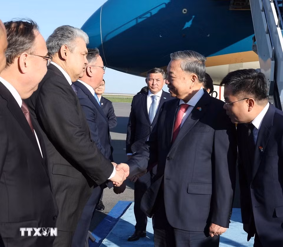 Altos funcionarios de Kazajistán reciben al secretario general del PCV, To Lam, y a su esposa en el Aeropuerto Internacional Nursultan Nazarbayev, en Astaná. (Foto: Thong Nhat/VNA)