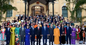 [Foto] Máximo dirigente de Vietnam se reúne con diputados de minorías étnicas 