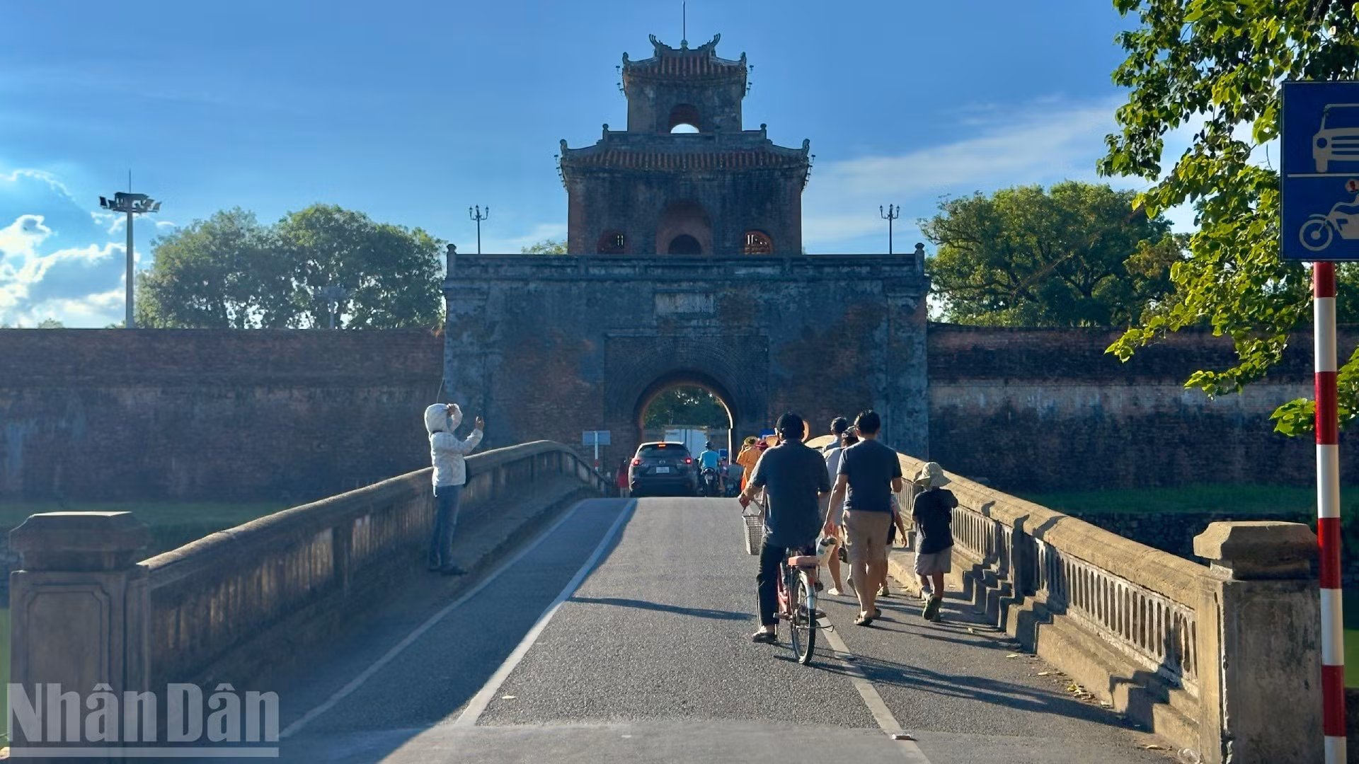 Desde el pabellón de Nghinh Luong Dinh, ubicado junto a Phu Van Lau y al pie de la Torre de la Bandera, los participantes seguirán por la calle de Le Duan, un eje junto al río que ha sido testigo de numerosos acontecimientos históricos.