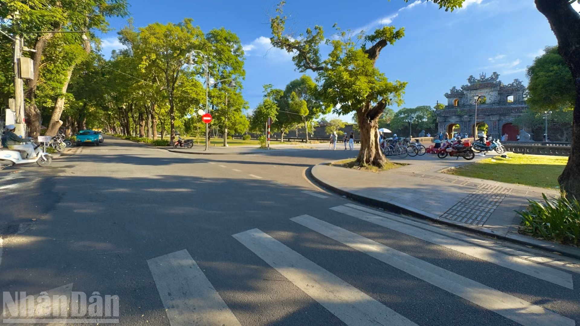 Desde allí, el grupo avanzará por Cua Ngan, una pequeña entrada que conduce a la Ciudad Imperial, luego girará hacia la calle de Doan Thi Diem.